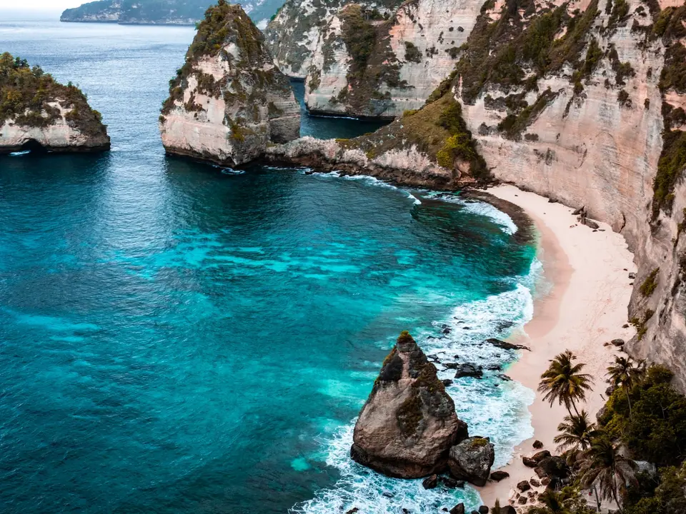 A breathtaking view of Nusa Penida's turquoise waters and rocky cliffs in Bali, Indonesia